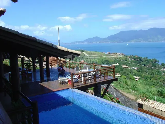 Casa com 834m² 4 quartos e 5 banheiros, à venda, no bairro Centro em Ilhabela