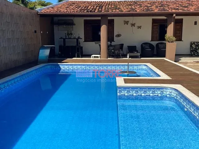 Casa 6 quartos e 3 banheiros, à venda, no bairro Olivença em Ilhéus