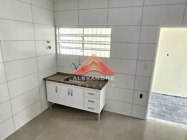 Casa com 300m² 3 quartos e 1 banheiro, para alugar, no bairro Vila Industrial em São José dos Campos