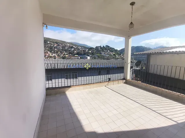 Casa 7 quartos e 5 banheiros, à venda, no bairro Itamarati em Petrópolis