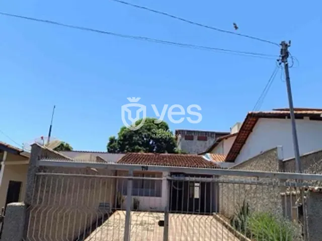 Casa com 310m² 3 quartos e 1 banheiro, à venda, no bairro Vila São Pedro em Araxá