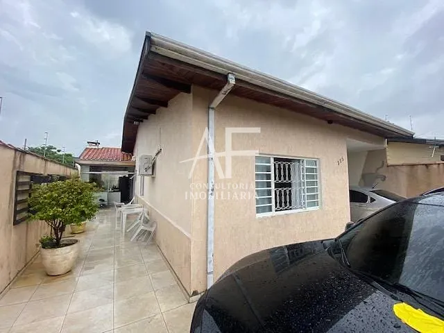 Casa com 300m² 5 quartos e 3 banheiros, à venda ou para alugar, no bairro Jardim Gurilândia em Taubaté