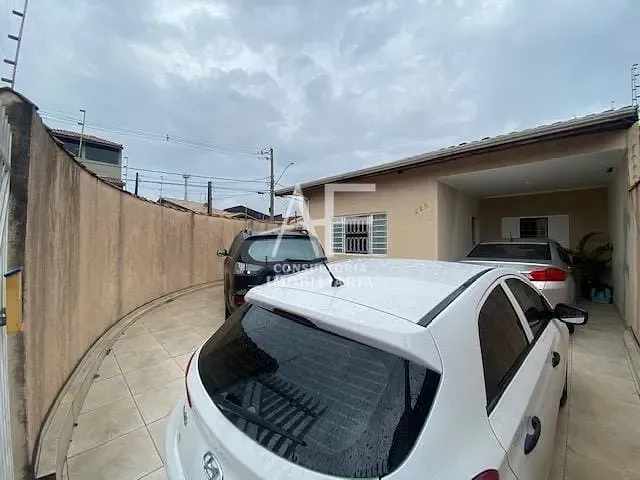 Casa com 300m² 5 quartos e 3 banheiros, à venda ou para alugar, no bairro Jardim Gurilândia em Taubaté