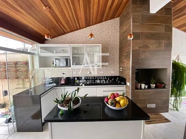 Casa com 300m² 5 quartos e 3 banheiros, à venda ou para alugar, no bairro Jardim Gurilândia em Taubaté