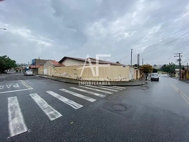 Casa com 300m² 5 quartos e 3 banheiros, à venda ou para alugar, no bairro Jardim Gurilândia em Taubaté