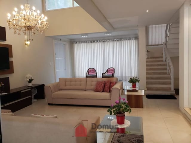 Casa com 700m², à venda, no bairro Condomínio Colonial Village em Pindamonhangaba