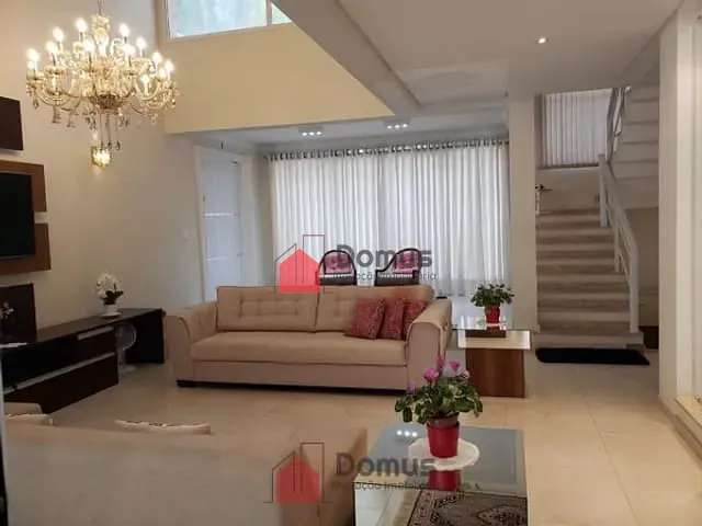 Casa com 700m², à venda, no bairro Condomínio Colonial Village em Pindamonhangaba