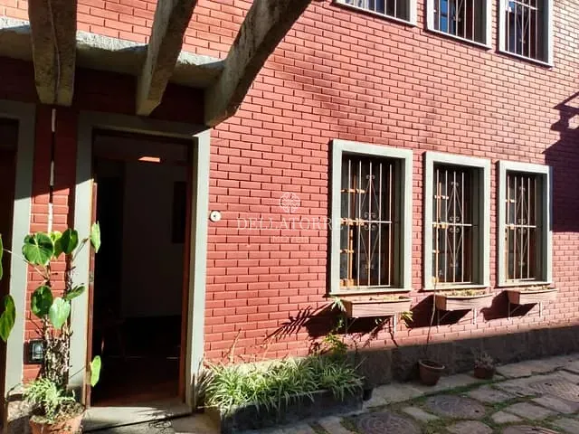 Casa com 124m² 5 quartos e 3 banheiros, à venda ou para alugar, no bairro Alto em Teresópolis