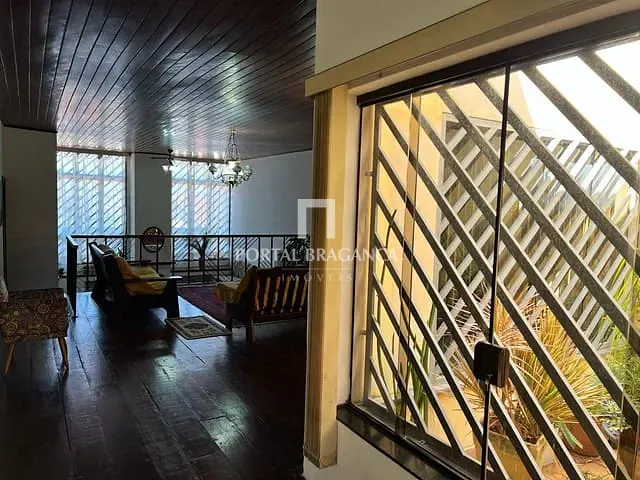 Casa com 313m² 3 quartos e 2 banheiros, à venda, no bairro Jardim América em Bragança Paulista