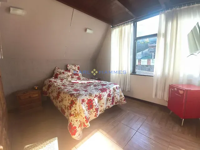 Casa 4 quartos e 5 banheiros, à venda, no bairro Valparaíso em Petrópolis