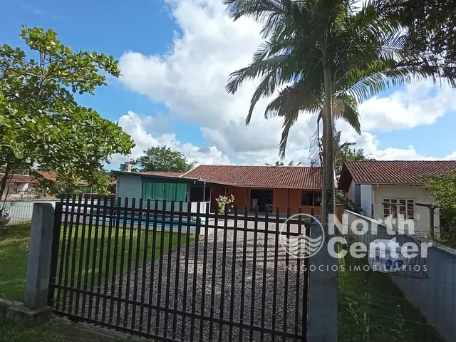 Casa 2 quartos e 1 banheiro, para alugar, no bairro Pinheiros em Balneário Barra do Sul