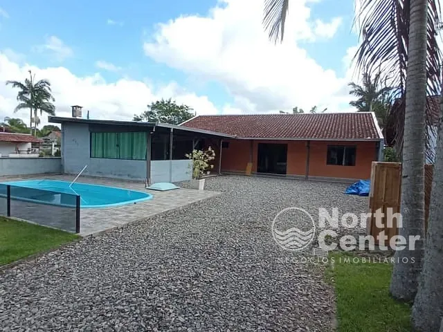 Casa 2 quartos e 1 banheiro, para alugar, no bairro Pinheiros em Balneário Barra do Sul