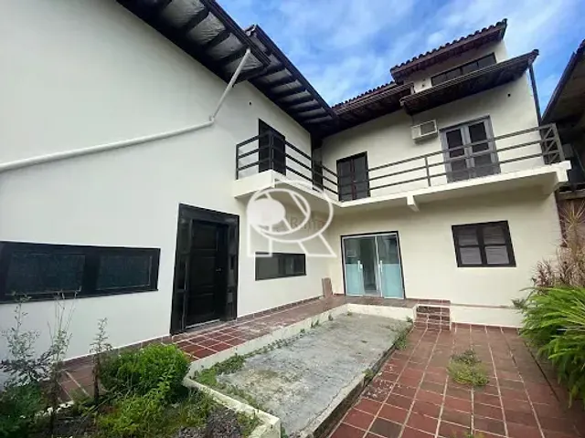 Casa 4 quartos e 2 banheiros, à venda, no bairro Centro em Registro