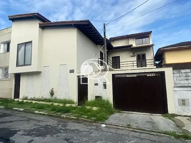 Casa 4 quartos e 2 banheiros, à venda, no bairro Centro em Registro
