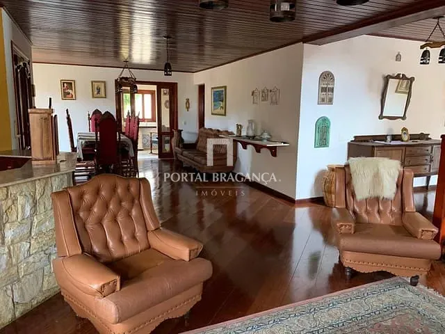 Casa com 1000m² 4 quartos e 5 banheiros, à venda, no bairro Jardim América em Bragança Paulista