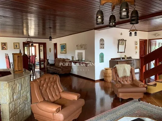 Casa com 1000m² 4 quartos e 5 banheiros, à venda, no bairro Jardim América em Bragança Paulista