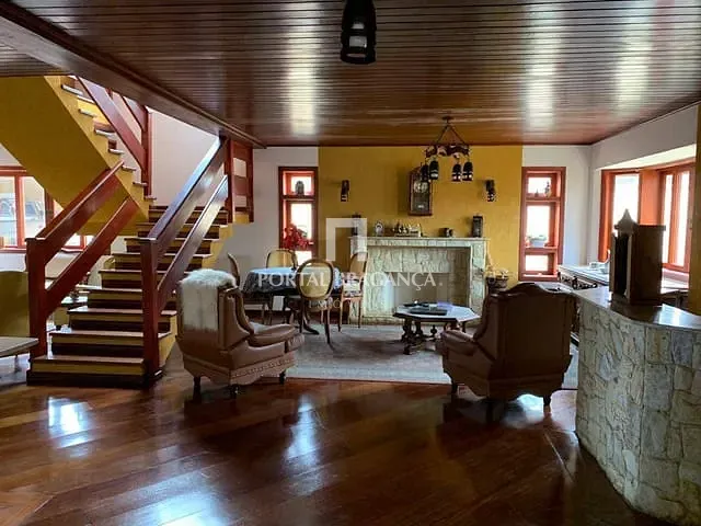 Casa com 1000m² 4 quartos e 5 banheiros, à venda, no bairro Jardim América em Bragança Paulista