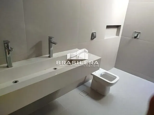 Casa com 305m² 4 quartos e 5 banheiros, à venda, no bairro Jardins Capri em Senador Canedo