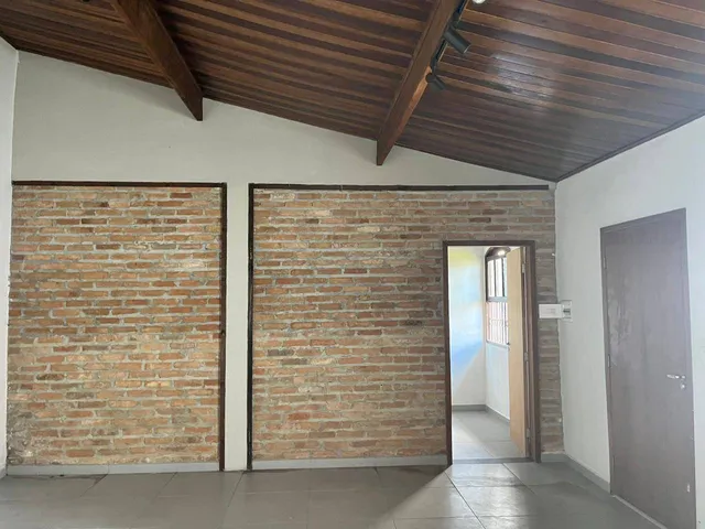 Casa com 250m² 1 quarto e 2 banheiros, à venda, no bairro Residencial Estoril em Taubaté