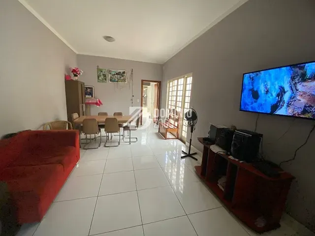 Casa com 300m² 3 quartos e 2 banheiros, à venda, no bairro Conjunto Costa Telles II em Uberaba