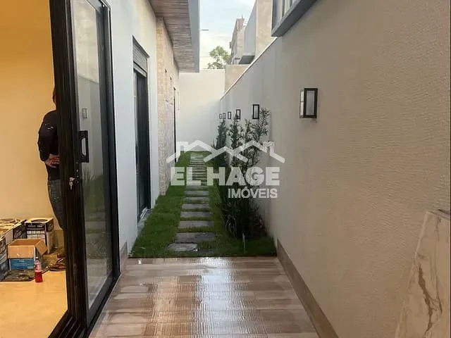 Casa com 300m² 3 quartos e 4 banheiros, à venda, no bairro Parque Universitário em Cuiabá