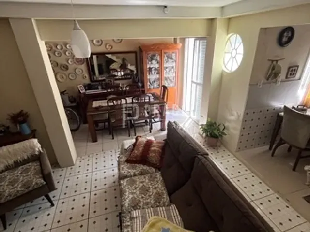 Casa com 210m² 3 quartos e 1 banheiro, à venda, no bairro Centro em Pelotas