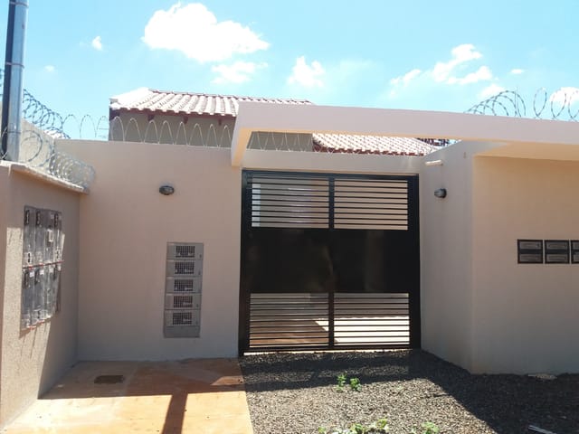 Casa 2 quartos e 1 banheiro, para alugar, no bairro Vila Ipiranga em Campo Grande