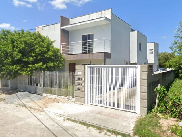 Foto do Casa - Casa geminada de dois pavimentos, mobiliada, com Escritura Pública e financiável, próxima a Pizzaria Estrela da Ilha - Campeche - Florianópolis/SC. | Costão Sul Imóveis