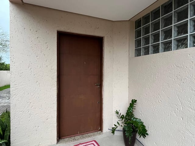 Foto do Casa - Casa geminada de dois pavimentos, mobiliada, com Escritura Pública e financiável, próxima a Pizzaria Estrela da Ilha - Campeche - Florianópolis/SC. | Costão Sul Imóveis