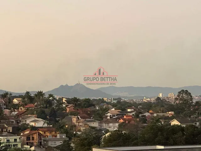 Casa com 560m² 4 quartos e 5 banheiros, à venda ou para alugar, no bairro Jardim do Golf I em Jandira
