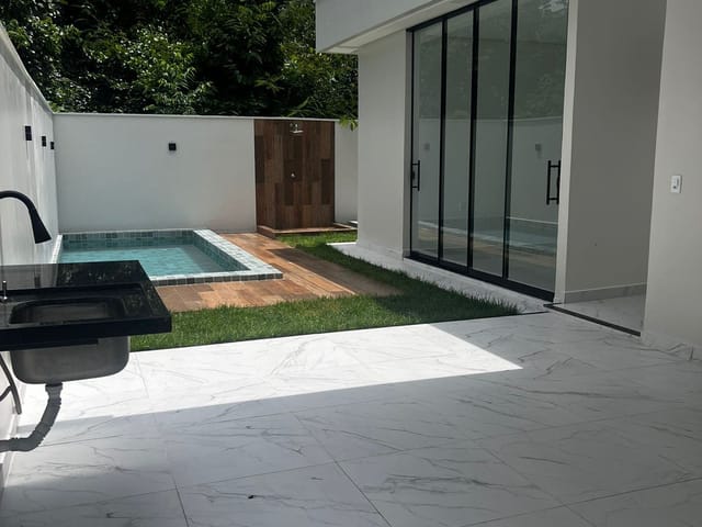 Casa com 250m² 3 quartos e 4 banheiros, à venda, no bairro Ponta Negra em Manaus