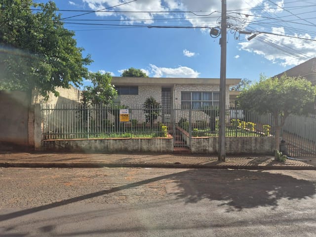 Casa com 590m² 4 quartos e 1 banheiro, à venda, no bairro Aparecida em Londrina