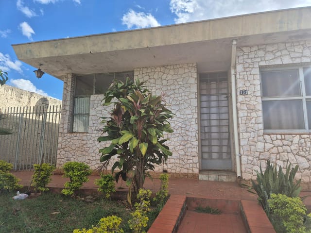 Casa com 590m² 4 quartos e 1 banheiro, à venda, no bairro Aparecida em Londrina