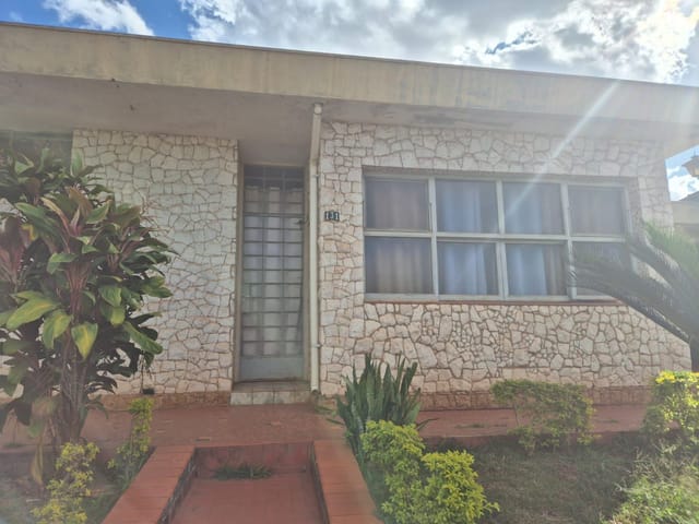 Casa com 590m² 4 quartos e 1 banheiro, à venda, no bairro Aparecida em Londrina