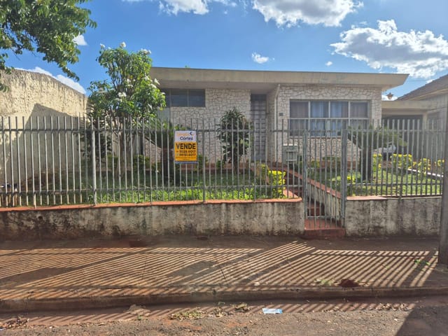 Casa com 590m² 4 quartos e 1 banheiro, à venda, no bairro Aparecida em Londrina