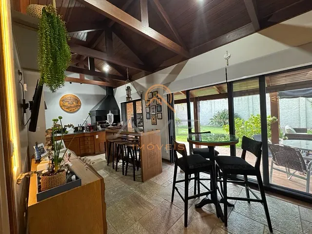 Casa com 325m² 4 quartos e 5 banheiros, à venda, no bairro Centro em Pelotas