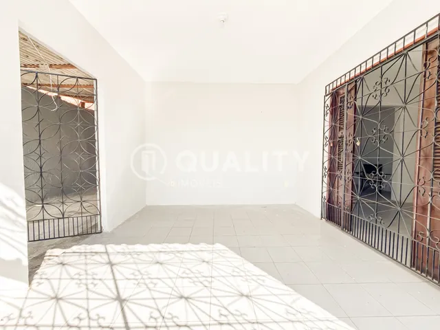 Casa com 200m² 3 quartos e 2 banheiros, à venda, no bairro Jereissati II em Maracanaú