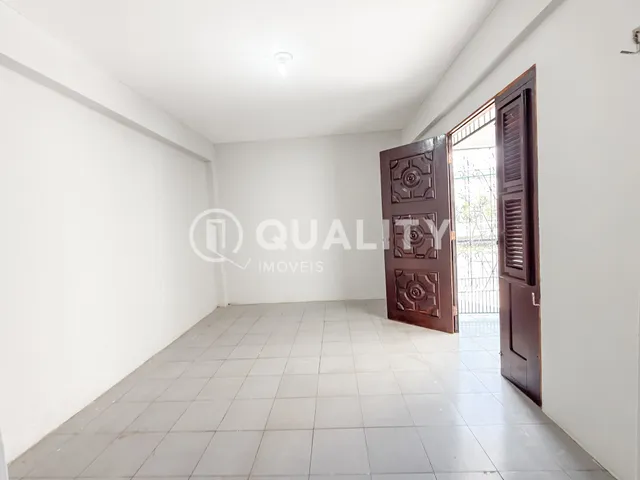 Casa com 200m² 3 quartos e 2 banheiros, à venda, no bairro Jereissati II em Maracanaú