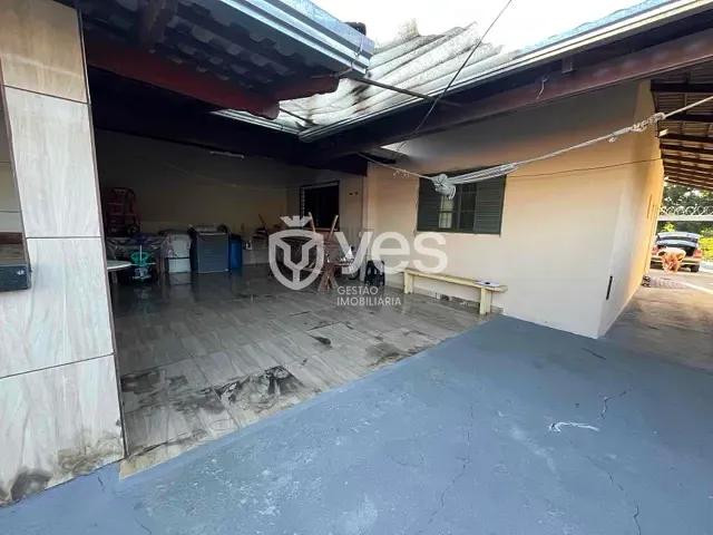 Casa com 300m² 3 quartos e 1 banheiro, à venda, no bairro Santa Rita em Araxá