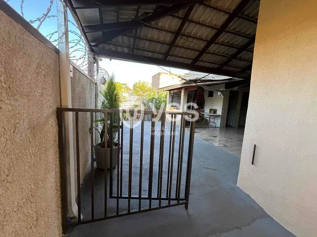 Casa com 300m² 3 quartos e 1 banheiro, à venda, no bairro Santa Rita em Araxá