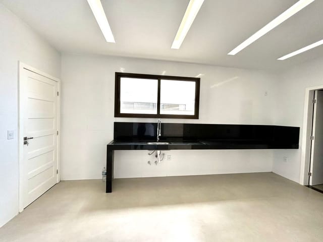 Casa com 580m² 4 quartos e 4 banheiros, à venda, no bairro Extensão do Bosque em Rio das Ostras