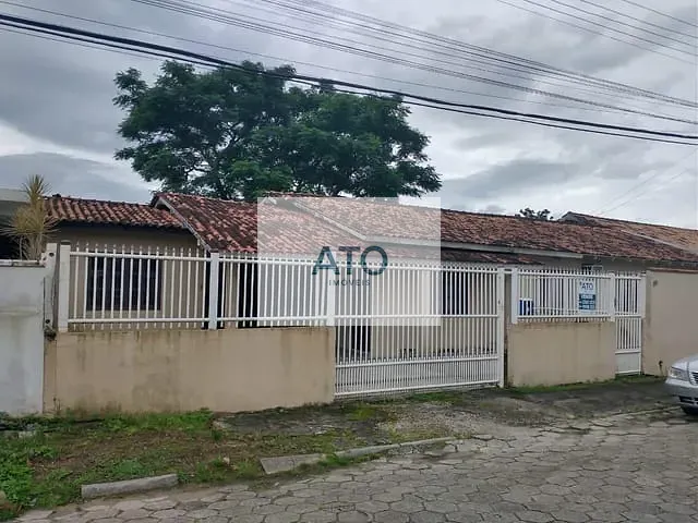 Casa 2 quartos e 2 banheiros, à venda, no bairro centro em Tijucas