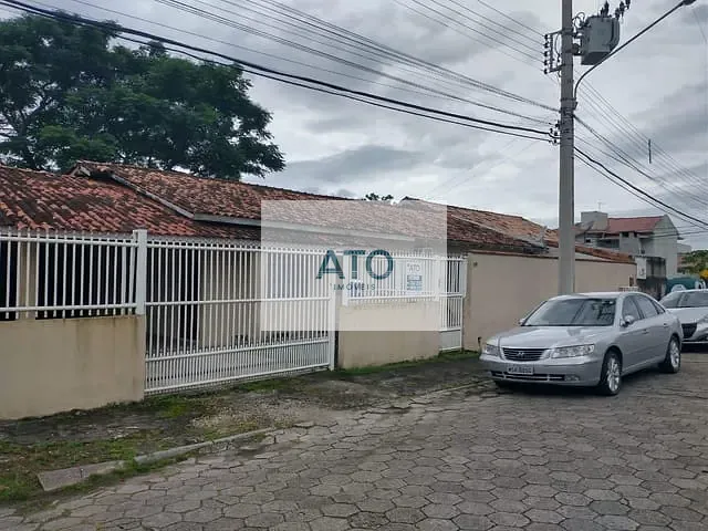 Casa 2 quartos e 2 banheiros, à venda, no bairro centro em Tijucas
