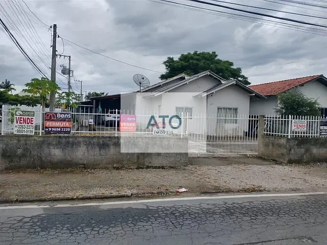 Casa 2 quartos e 2 banheiros, à venda, no bairro centro em Tijucas