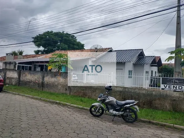Casa 2 quartos e 2 banheiros, à venda, no bairro centro em Tijucas
