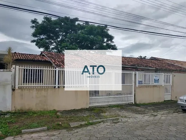Casa 2 quartos e 2 banheiros, à venda, no bairro centro em Tijucas