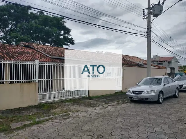 Casa 2 quartos e 2 banheiros, à venda, no bairro centro em Tijucas