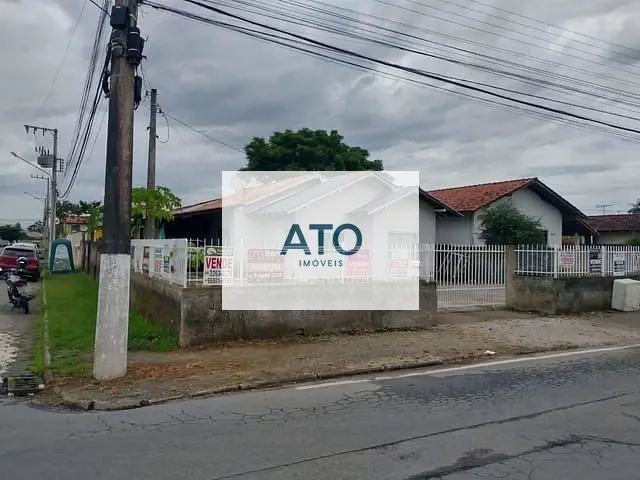 Casa 2 quartos e 2 banheiros, à venda, no bairro centro em Tijucas
