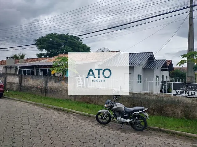 Casa 2 quartos e 2 banheiros, à venda, no bairro centro em Tijucas
