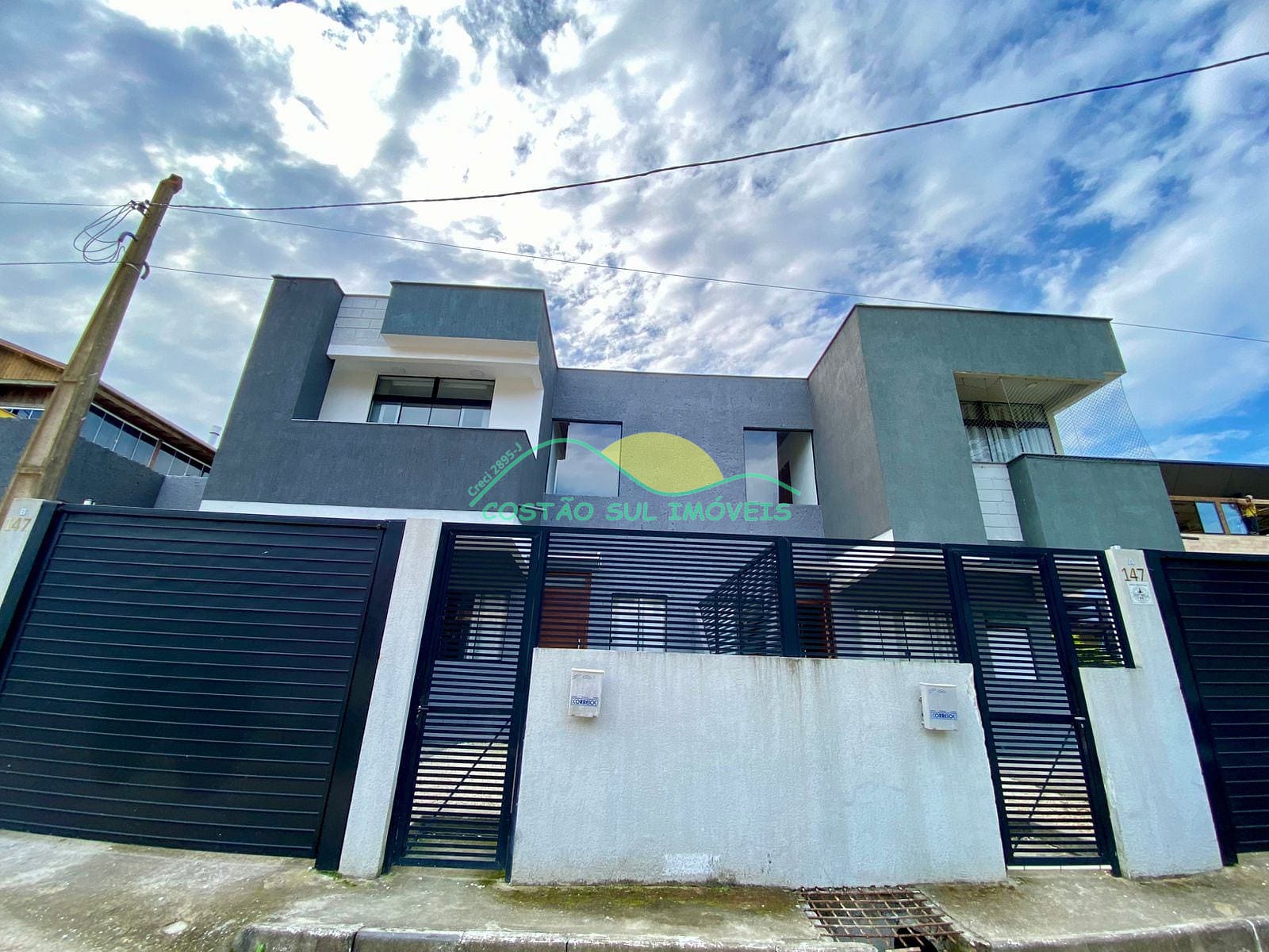 Casa à venda com 2 quartos, 125m² - Foto 1